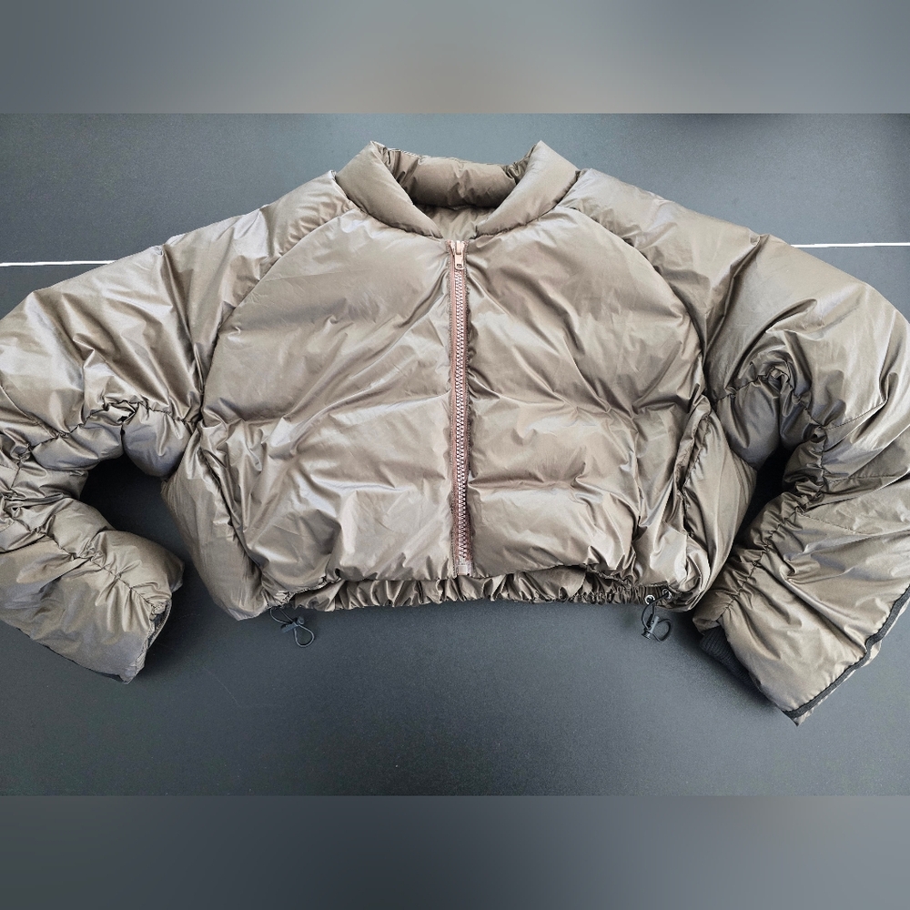 Brand New, No Tags, Medium Puffer Jacket.It was from a sample sale.